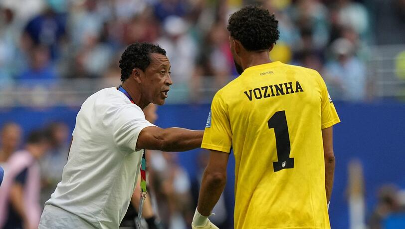Kap Verdes Trainer Bubista und sein Torwart Vozinha. Kap Verdes Trainer Bubista und sein Torwart Vozinha.