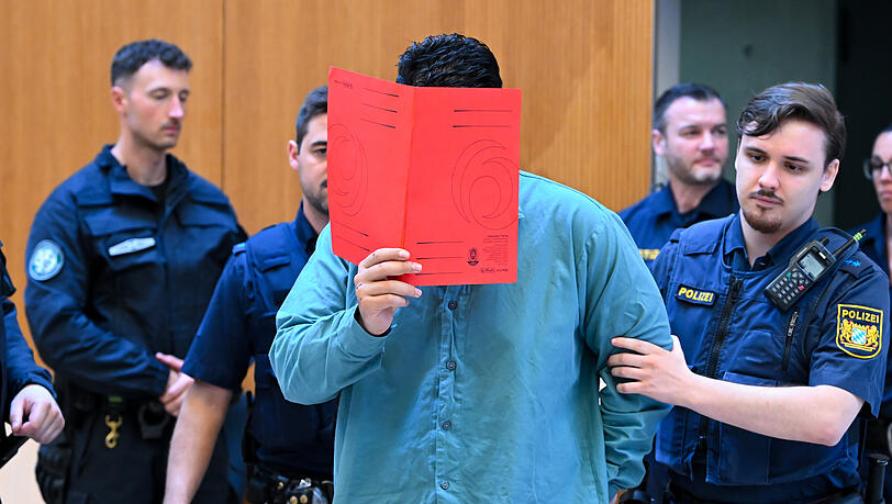 Der Angeklagte Farhad N. wird am Urteilstag von Polizeibeamten in den Prozesssaal geführt. Der Angeklagte Farhad N. wird am Urteilstag von Polizeibeamten in den Prozesssaal geführt.