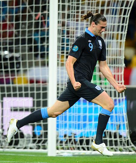 Englands Andy Carroll hat seine Haare dagegen stets streng zusammengebunden.