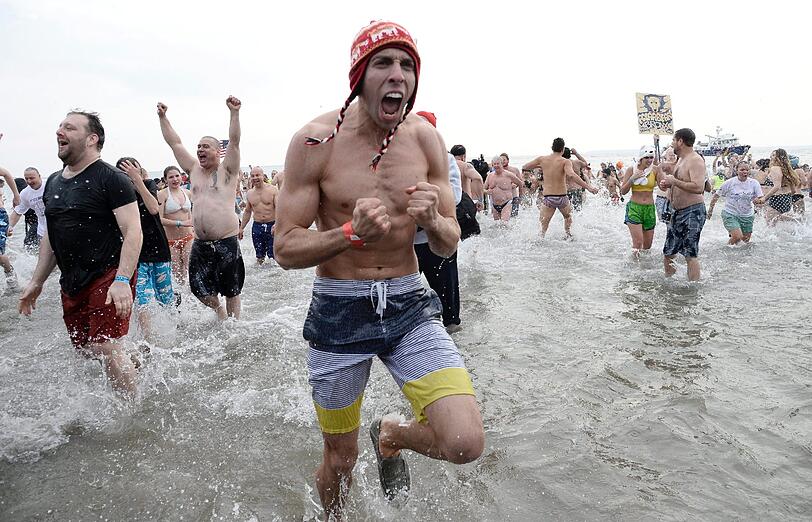 In lustigen Kostümen stürmten auch vor der Küste New Yorks in Brooklyn, USA dutzende Schwimmer in den Atlantik.