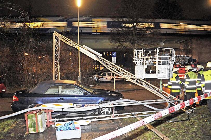 Die Münchner Feuerwehr beseitigt Sturmschäden in der Kleiststraße.