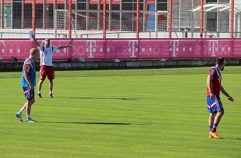Powern für die nächsten Aufgaben: Pep Guardiola fordert seine Jungs im Training.