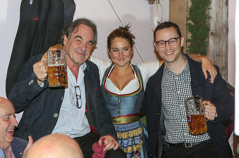 Hoher Besuch: Hollywood-Regisseur Oliver Stone kam mit den Hauptdarstellern seines Films "Snowden", Shailene Woodley und Joseph Gorden-Levitt zu Wiesn.