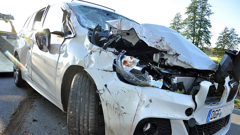 Weder der Traktor- noch der Pkw-Fahrer wurden beim Unfall verletzt. Angesichts dieser Bilder eigentlich nur schwer vorzustellen.