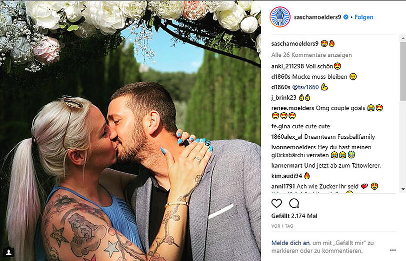 Kuss unterm Blumenbogen: Auch Sascha Mölders und seine Ivonne nutzten die Kulisse für ein Foto.