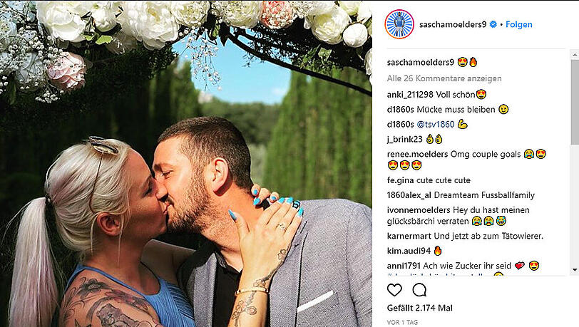 Kuss unterm Blumenbogen: Auch Sascha Mölders und seine Ivonne nutzten die Kulisse für ein Foto. Kuss unterm Blumenbogen: Auch Sascha Mölders und seine Ivonne nutzten die Kulisse für ein Foto.