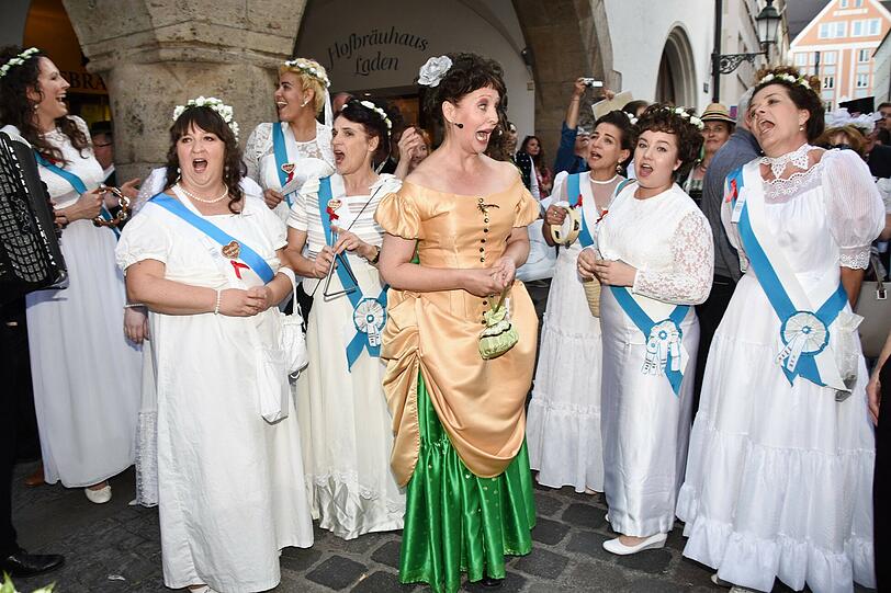 Jungfrauen-Riege mit Sopranistin