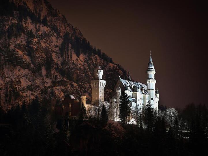 Das Schloss Neuschwanstein steht in der mit Schnee bedeckten Landschaft. Foto: Karl-Josef Hildenbrand/dpa/Archivbild