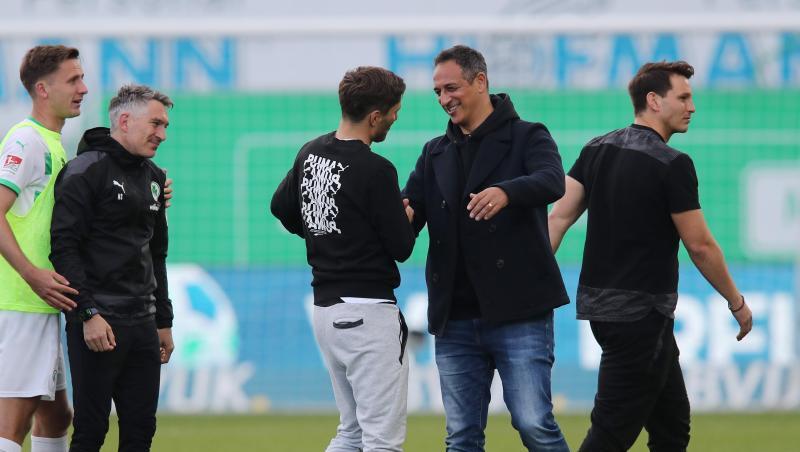 Fürths Trainer Stefan Leitl (M) und Geschäftsführer Rachid Azzouzi jubeln nach dem Aufstieg.