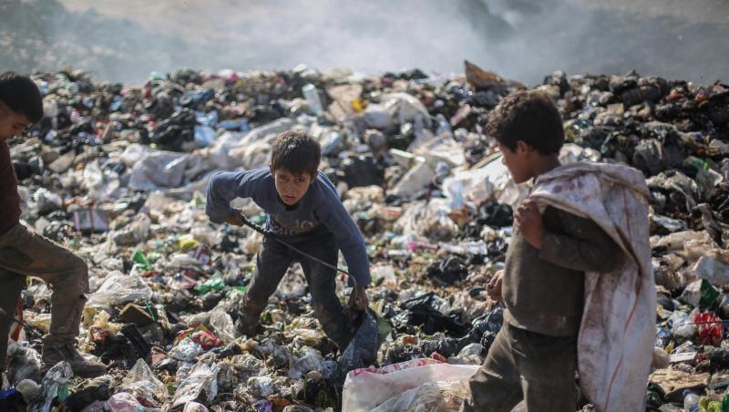 Syrische Kinder suchen auf einer Mülldeponie in der Nähe des Grenzübergangs Bab al-Hawa nach wiederverwertbaren Abfällen wie Plastik und Altmetall.