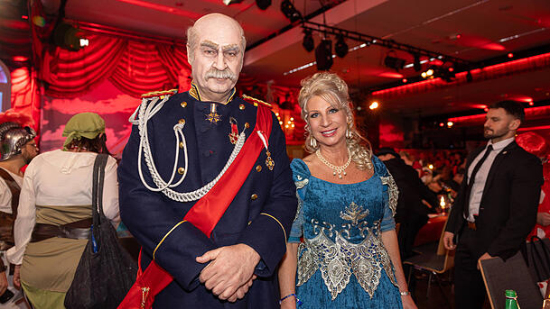 Der bayerische Ministerpräsident Markus Söder und seine Ehefrau Karin Baumüller-Söder haben sich vergangenes Jahr als Otto und Johanna von Bismarck verkleidet. Dieses Jahr soll der Bart ab, sagte er vor der Kultveranstaltung. Der bayerische Ministerpräsident Markus Söder und seine Ehefrau Karin Baumüller-Söder haben sich vergangenes Jahr als Otto und Johanna von Bismarck verkleidet. Dieses Jahr soll der Bart ab, sagte er vor der Kultveranstaltung.