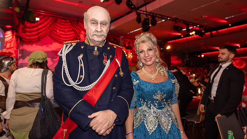 Der bayerische Ministerpräsident Markus Söder und seine Ehefrau Karin Baumüller-Söder haben sich vergangenes Jahr als Otto und Johanna von Bismarck verkleidet. Dieses Jahr soll der Bart ab, sagte er vor der Kultveranstaltung.