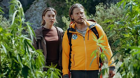 "Die Bergretter: Gipfelrausch": Hauptkommissarin Alex Winkler (Viktoria Ngots&eacute;, l.) und Bergretter Markus (Sebastian Str&ouml;bel) sind vom Ausma&szlig; des Cannabisfelds &uuml;berrascht.