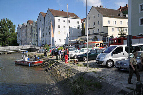 Mit Hilfe eines Motorboots bergen Feuerwehr und Polizei die Leiche aus der Donau