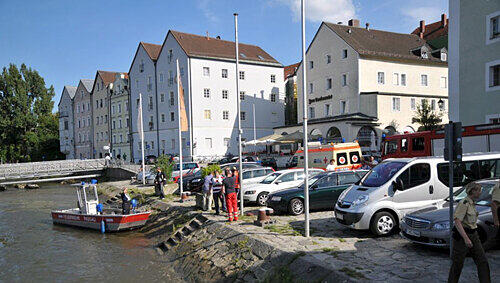 Mit Hilfe eines Motorboots bergen Feuerwehr und Polizei die Leiche aus der Donau Mit Hilfe eines Motorboots bergen Feuerwehr und Polizei die Leiche aus der Donau