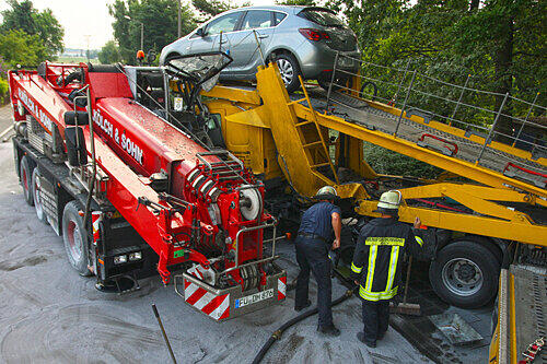 Ein Kranwagenfahrer rammte einen Autotransporter, wurde aus den Flammen gerettet.