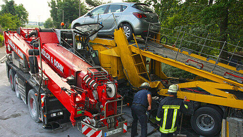 Ein Kranwagenfahrer rammte einen Autotransporter, wurde aus den Flammen gerettet. Ein Kranwagenfahrer rammte einen Autotransporter, wurde aus den Flammen gerettet.