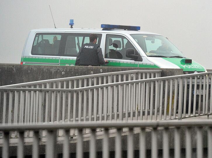 &bdquo;Die Fahndung läuft auf Hochtouren&ldquo;, sagte ein
Polizeisprecher auf dapd-Anfrage.