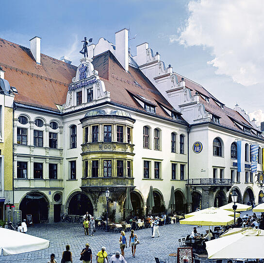 Aber seitdem hat sich auch einiges am Bau verändert. Nach dem zweiten Weltkrieg musste das Hofbräuhaus neu errichtet werden.