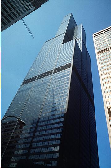 Platz 7: Der Willis Tower ist das höchste Gebäude (527 m) der Stadt Chicago, gleichzeitig auch der derzeit höchste Wolkenkratzer in den Vereinigten Staaten. Das Gebäude wurde im Jahre 2009 von Sears Tower in Willis Tower umbenannt, da sich ein Londoner Versicherungskonzern die meisten Quadratmeter und das Namensrecht erkauft hatte.  D
