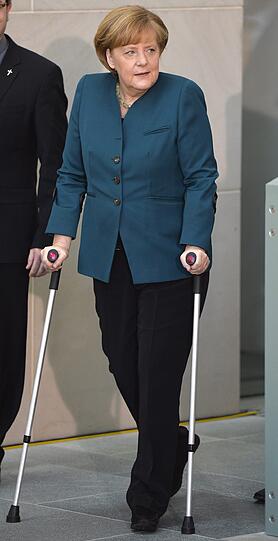 Kanzlerin Angela Merkel empfängt die Sternsinger im Kanzleramt. Sie ist nach ihrem Skiunfall auf Krücken unterwegs.