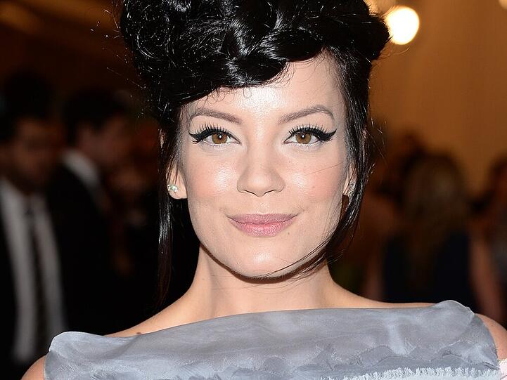 Lily Allen schafft es trotz aller Bemühungen nicht mit dem Rauchen aufzuhören