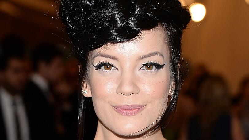 Lily Allen schafft es trotz aller Bemühungen nicht mit dem Rauchen aufzuhören Lily Allen schafft es trotz aller Bemühungen nicht mit dem Rauchen aufzuhören