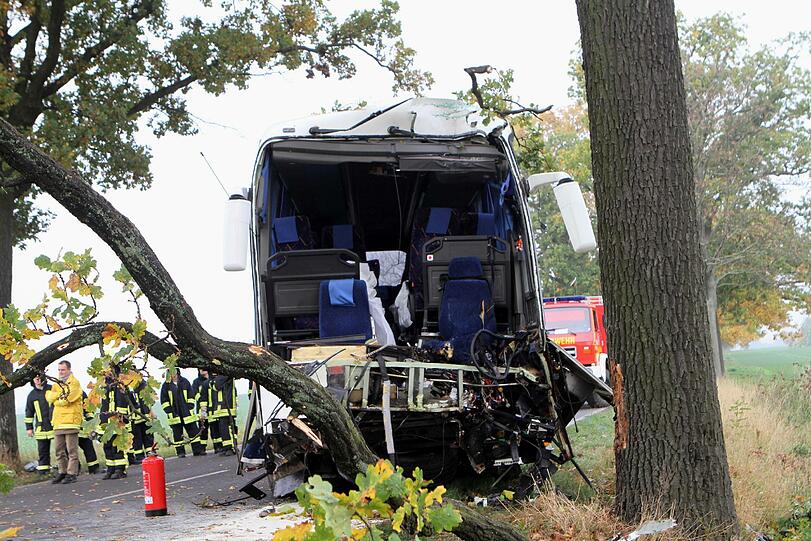 46 Touristen aus Sachsen-Anhalt waren auf einer Einkaufsfahrt ins polnische Pomellen, als der Unfall passierte. Die beiden Fahrer der Fahrzeuge kamen bei dem Crash ums Leben.