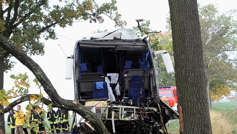 46 Touristen aus Sachsen-Anhalt waren auf einer Einkaufsfahrt ins polnische Pomellen, als der Unfall passierte. Die beiden Fahrer der Fahrzeuge kamen bei dem Crash ums Leben. 46 Touristen aus Sachsen-Anhalt waren auf einer Einkaufsfahrt ins polnische Pomellen, als der Unfall passierte. Die beiden Fahrer der Fahrzeuge kamen bei dem Crash ums Leben.