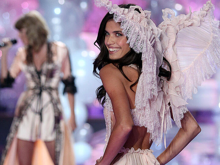 Die Portugiesin Sara Sampaio (24) ist ebenfalls ein neuer Engel: Als erstes Model aus dem südwesteuropäischen Land schaffte sie es auf das Magazin "Sports Illustrated" (2014) und wurde auch gleich zur "heißesten Newcomerin des Jahres" gewählt.