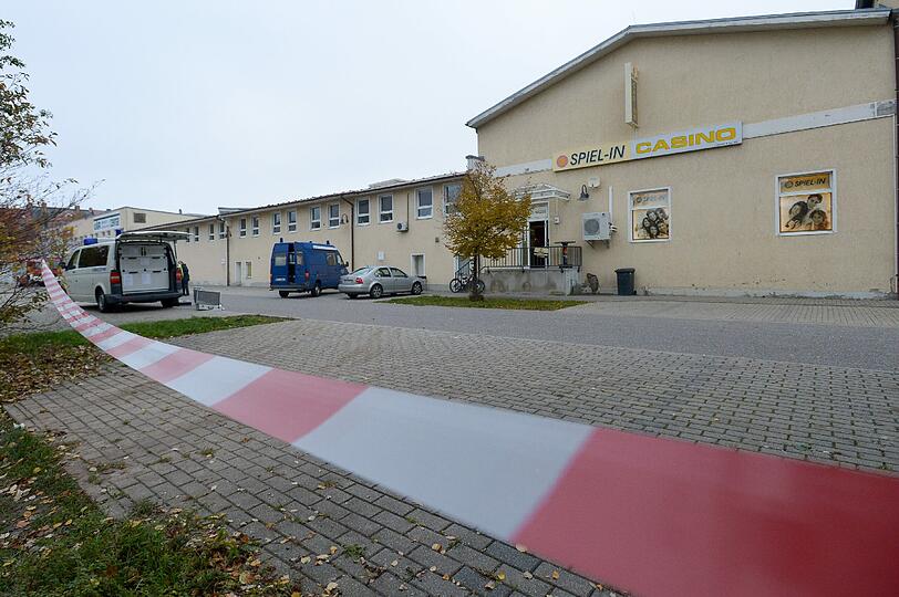 Ein Polizist hat in Naumburg einen Mann erschossen, der zuvor mit einem Messer auf zwei Beamte eingestochen hatte.