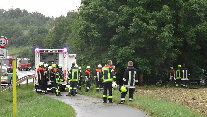Wie durch ein Wunder hat der 21-jährige Fahrer überlebt. Die Bilder des Horror-Unfalls.