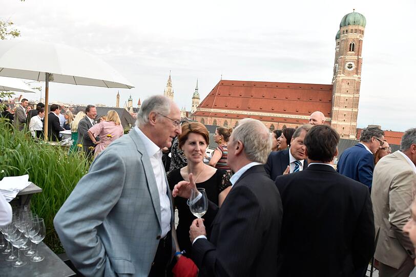 Voll bis auf den letzten Platz: Promis genießen den Sonnenuntergang auf dem Sommerfest im Bayerischen Hof.