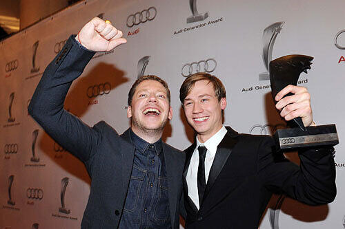Hier jubelt David Kross ("Der Vorleser" mit Laudator Marco Kreuzpaintner