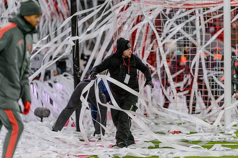 Kurz vor der Halbzeit verwandelt die Südkurve die Allianz Arena im bayerischen Derby in ein lateinamerikanisches Stadion. Die Bilder.