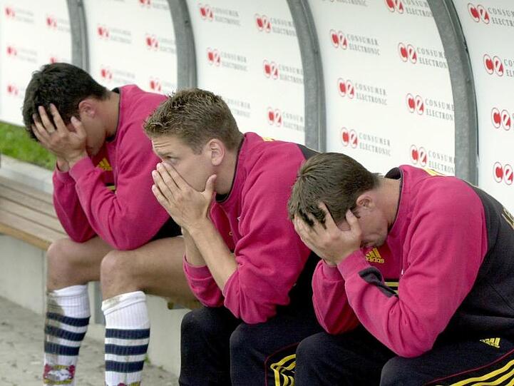 Die Bayer-Profis Michael Ballack, Bernd Schneider und Torben Hoffmann (v.l.) nach der Niederlage in Unterhaching.