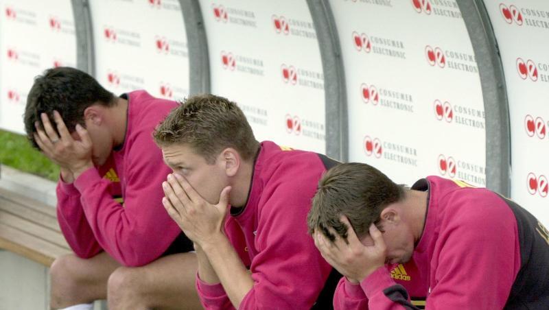 Die Bayer-Profis Michael Ballack, Bernd Schneider und Torben Hoffmann (v.l.) nach der Niederlage in Unterhaching. Die Bayer-Profis Michael Ballack, Bernd Schneider und Torben Hoffmann (v.l.) nach der Niederlage in Unterhaching.