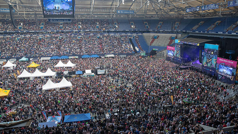 Das wird wohl noch längere Zeit unmöglich sein: Zehntausende Fans besuchen die Retro-Show "Die 90er live" in der Schalker Veltins-Arena. (Archivbild)