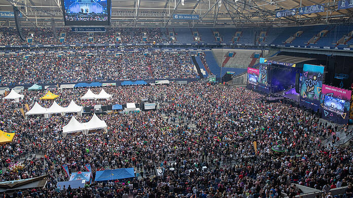 Das wird wohl noch längere Zeit unmöglich sein: Zehntausende Fans besuchen die Retro-Show "Die 90er live" in der Schalker Veltins-Arena. (Archivbild)