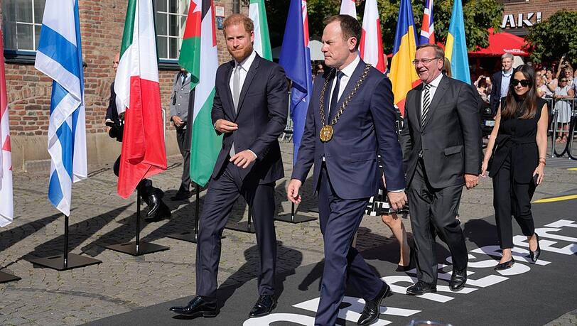 Prinz Harry (l.) beim Empfang der Stadt Düsseldorf vor Beginn der Invictus Games.