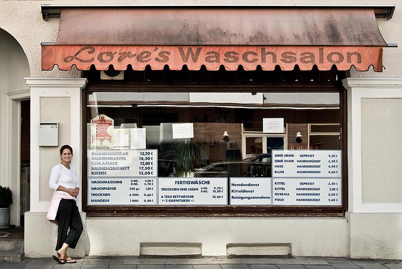 Lore's Waschsalon (1962 gegründet) in der Viktoriastraße 25 übernimmt 1999 Monica Erriu - sie ist immer noch da, im 25. Jahr inzwischen.