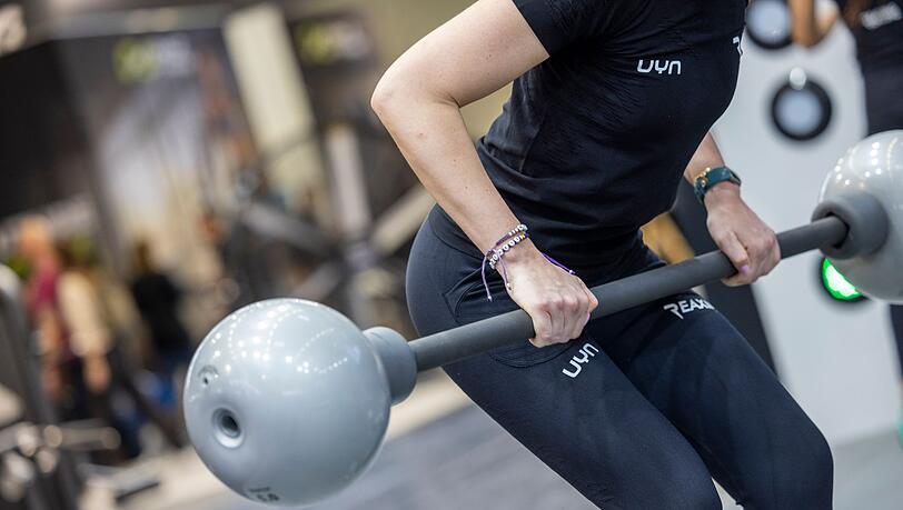 In Deutschlands Fitness-Studios haben so viele Menschen wie noch nie einen Vertrag. (Archivbild)