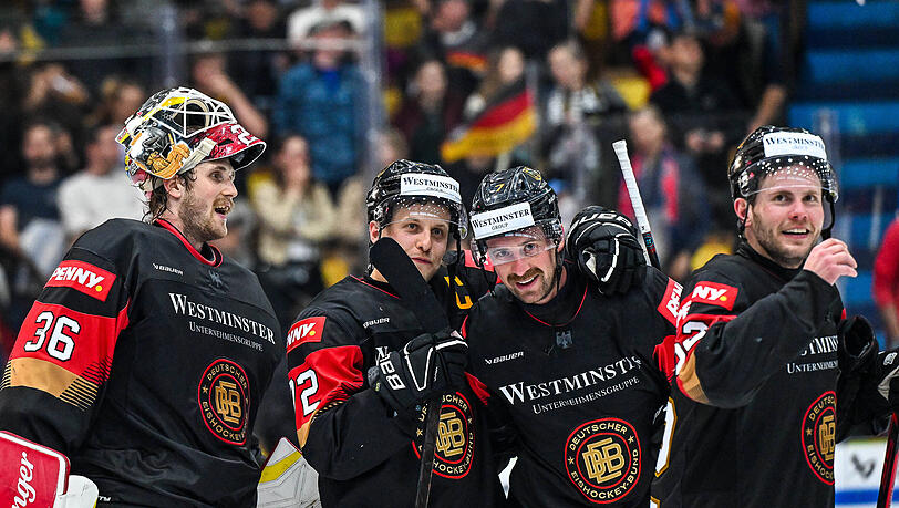 Leon Hungerecker, Dominik Kahun, Maximilian Kastner und Parker Tuomie (v.l.) freuen sich nach Spielende &uuml;ber den Sieg &uuml;ber &Ouml;sterreich im Garmischer Olympia-Eissportzentrum.