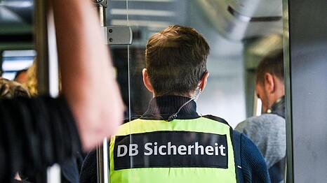F&uuml;r viele Bahn-Besch&auml;ftigte geh&ouml;rt die Sorge vor Gewalt inzwischen zum Arbeitsalltag. (Symbolbild)
