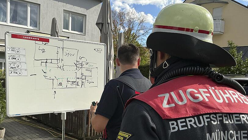 Da das Untergeschoss den Angaben zufolge über zwei Treppen erreichbar ist, entschied sich der Einsatzleiter zu einem sogenannten "Zangenangriff". Da das Untergeschoss den Angaben zufolge über zwei Treppen erreichbar ist, entschied sich der Einsatzleiter zu einem sogenannten "Zangenangriff".