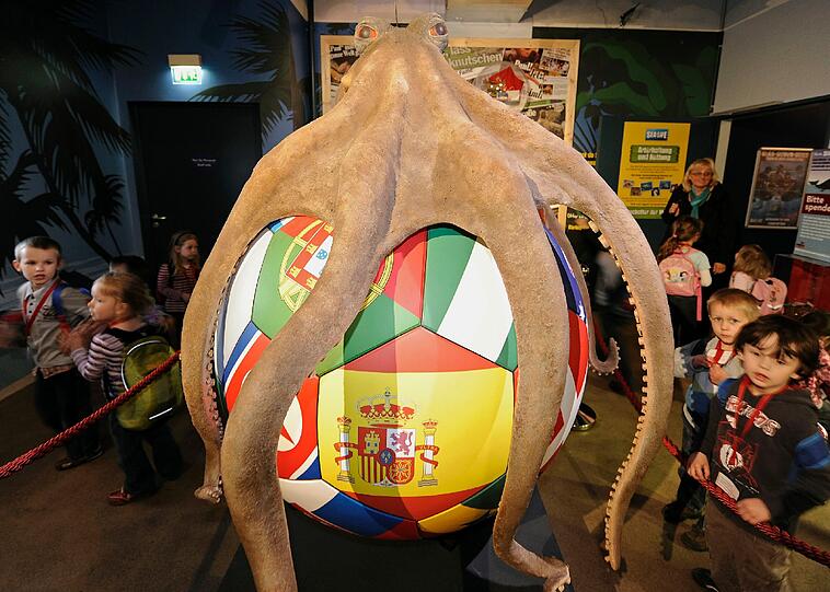 Die Mutter aller Promi-Kraken: Orakel-Krake Paul, verewigt in einem Denkmal.