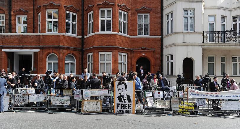 an der Botschaft von Ecuador: Tumulte in London um Julian Assange