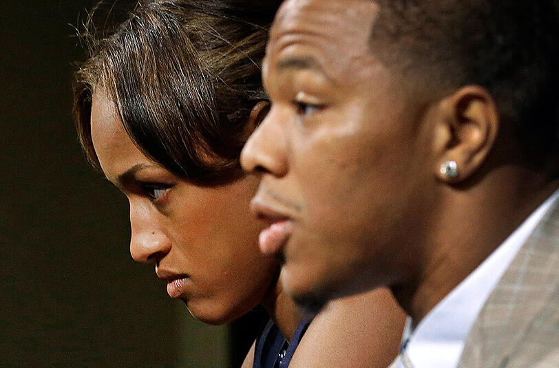 Ray Rice ist erstaml seinen Job los, weil er seine damalige Freundin und jetzige Ehefrau Janay in einem Aufzug bewusstlos geschlagen hat.