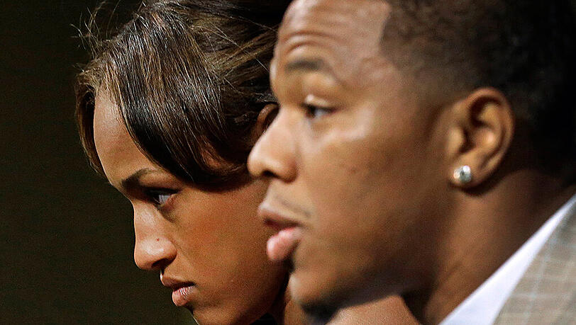 Ray Rice ist erstaml seinen Job los, weil er seine damalige Freundin und jetzige Ehefrau Janay in einem Aufzug bewusstlos geschlagen hat. Ray Rice ist erstaml seinen Job los, weil er seine damalige Freundin und jetzige Ehefrau Janay in einem Aufzug bewusstlos geschlagen hat.