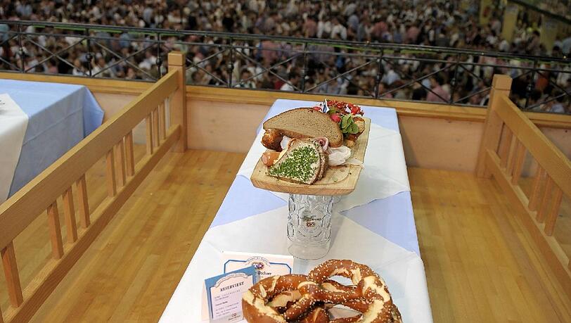 Ein Wiesn-Tisch, ganz frei – ein verlockender Anblick. Münchner sollen das künftig öfter sehen. Ein Wiesn-Tisch, ganz frei – ein verlockender Anblick. Münchner sollen das künftig öfter sehen.